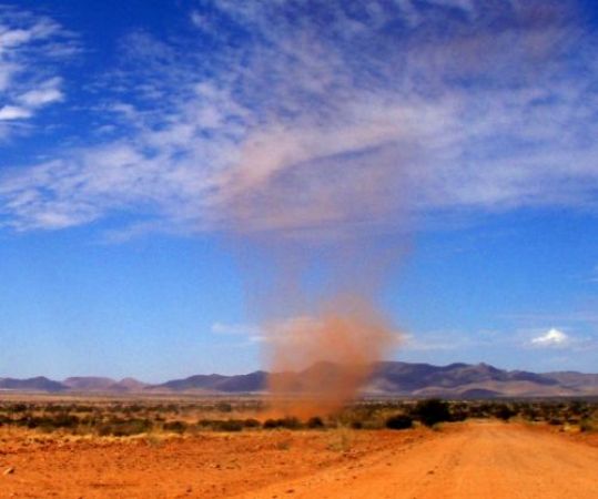  Windhose in Namibia , südafrika, low budged , sousousflei